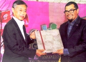 YAM Pengiran Anak Abdul Wadood Bolkiah(R) and Kenichi 
Suganuma(L), Ambassador of Japan to Brunei Darussalam launching the 
Japanese Festival